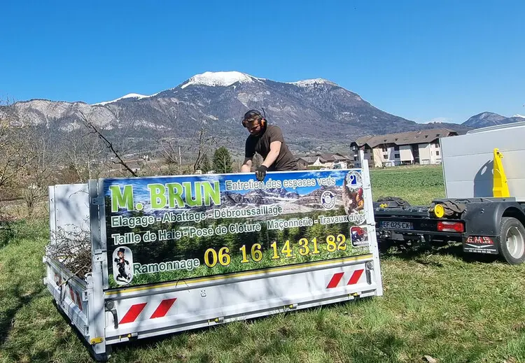 Camion de l'entreprise Brun Élagage devant les Alpes en Haute-Savoie